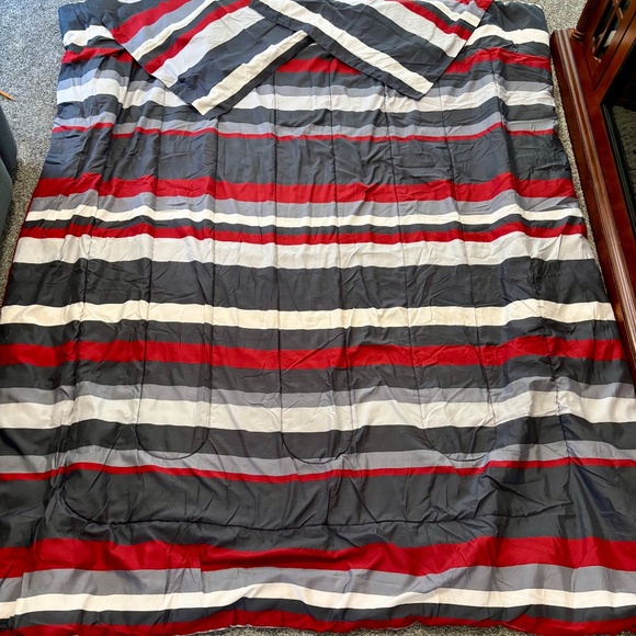 Essential Home Full Comforter Set Modern Horizontal Stripe Red Gray Black - Picture 2 of 3
